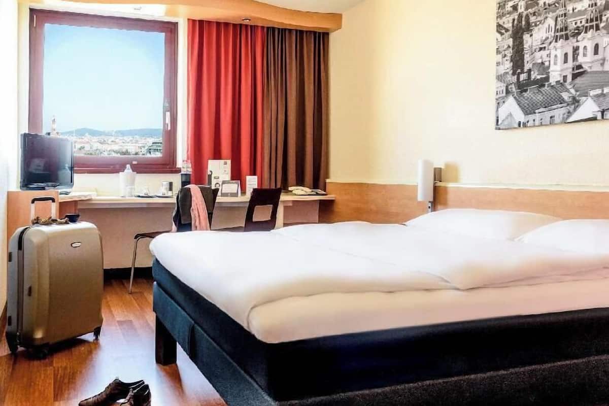 Hypo-allergenic bedding, desk, free cots/infant beds, free WiFi