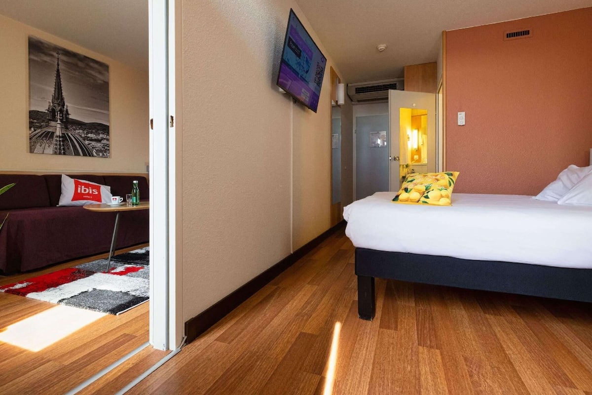 Hypo-allergenic bedding, desk, free cots/infant beds, free WiFi