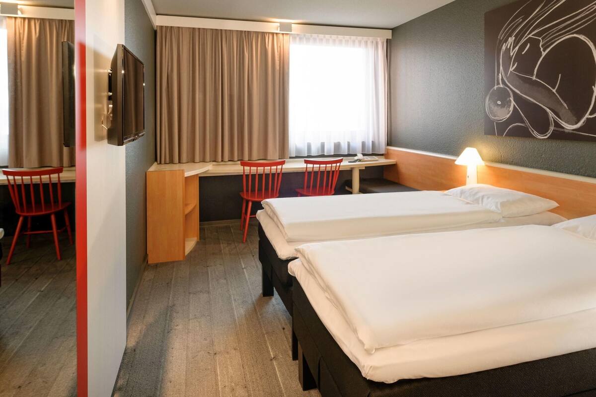 Quarto standard, 2 camas de solteiro | Roupas de cama antialérgicas, escrivaninha, berços grátis
