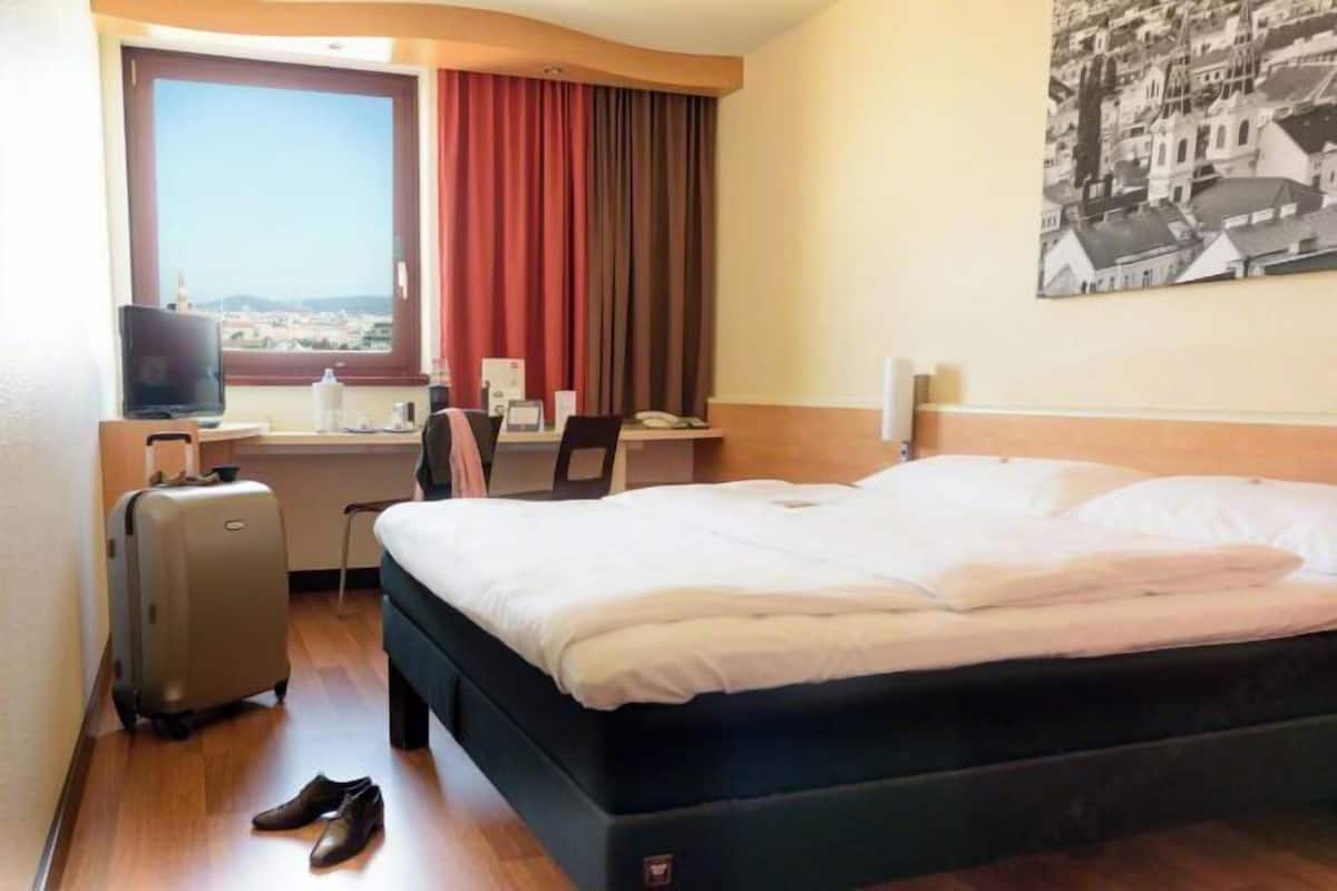 2 Schlafzimmer, Allergikerbettwaren, Schreibtisch, kostenlose Babybetten
