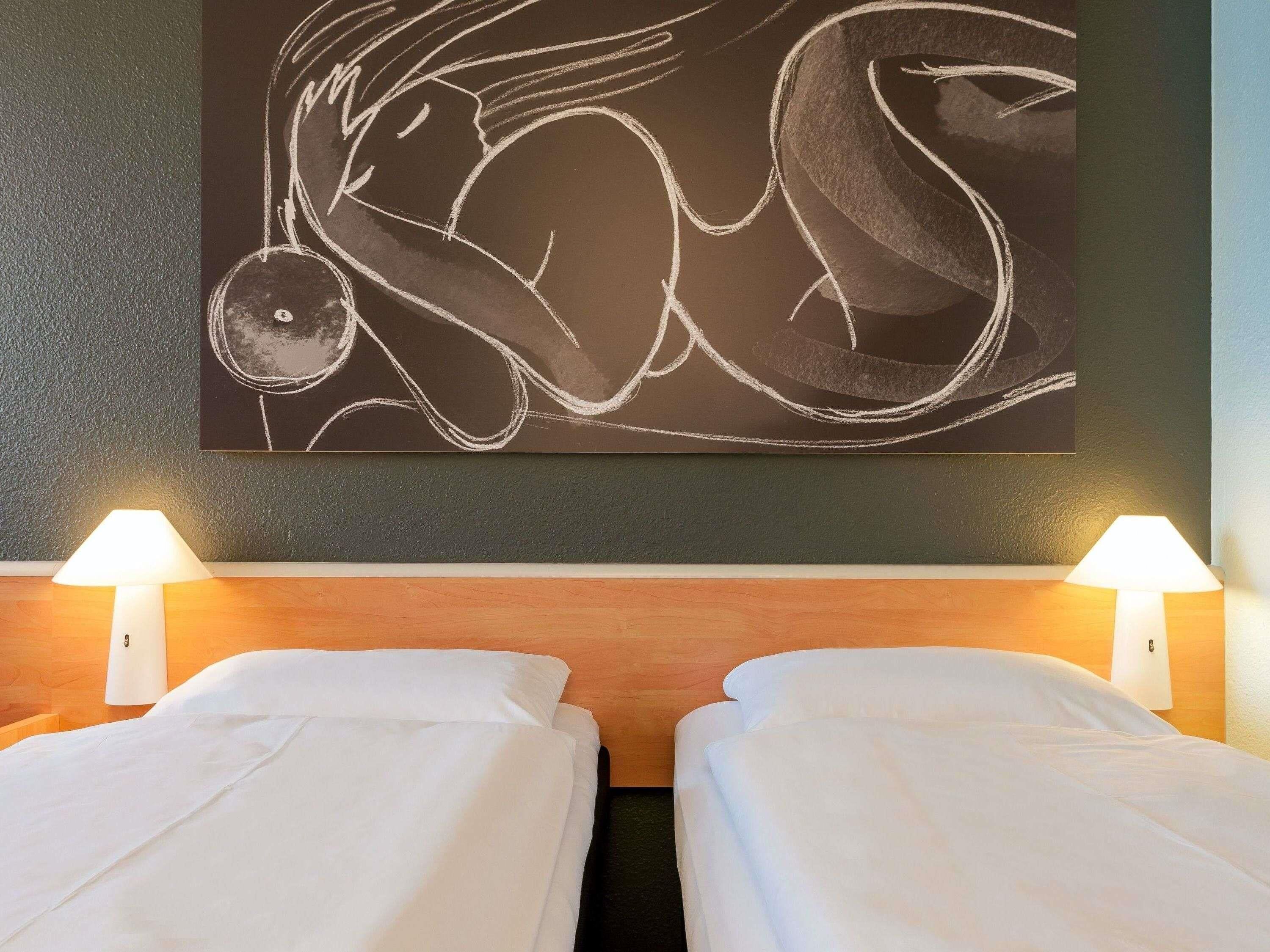 Standard Room, 3 Twin Beds | Hypo-allergenic bedding available, desk, cribs (free), WiFi (free)