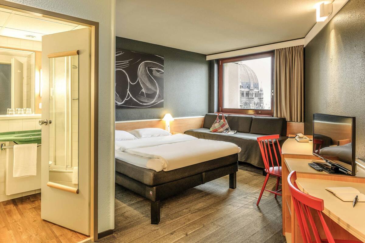 Quarto standard, várias camas | Roupas de cama antialérgicas, escrivaninha, berços grátis