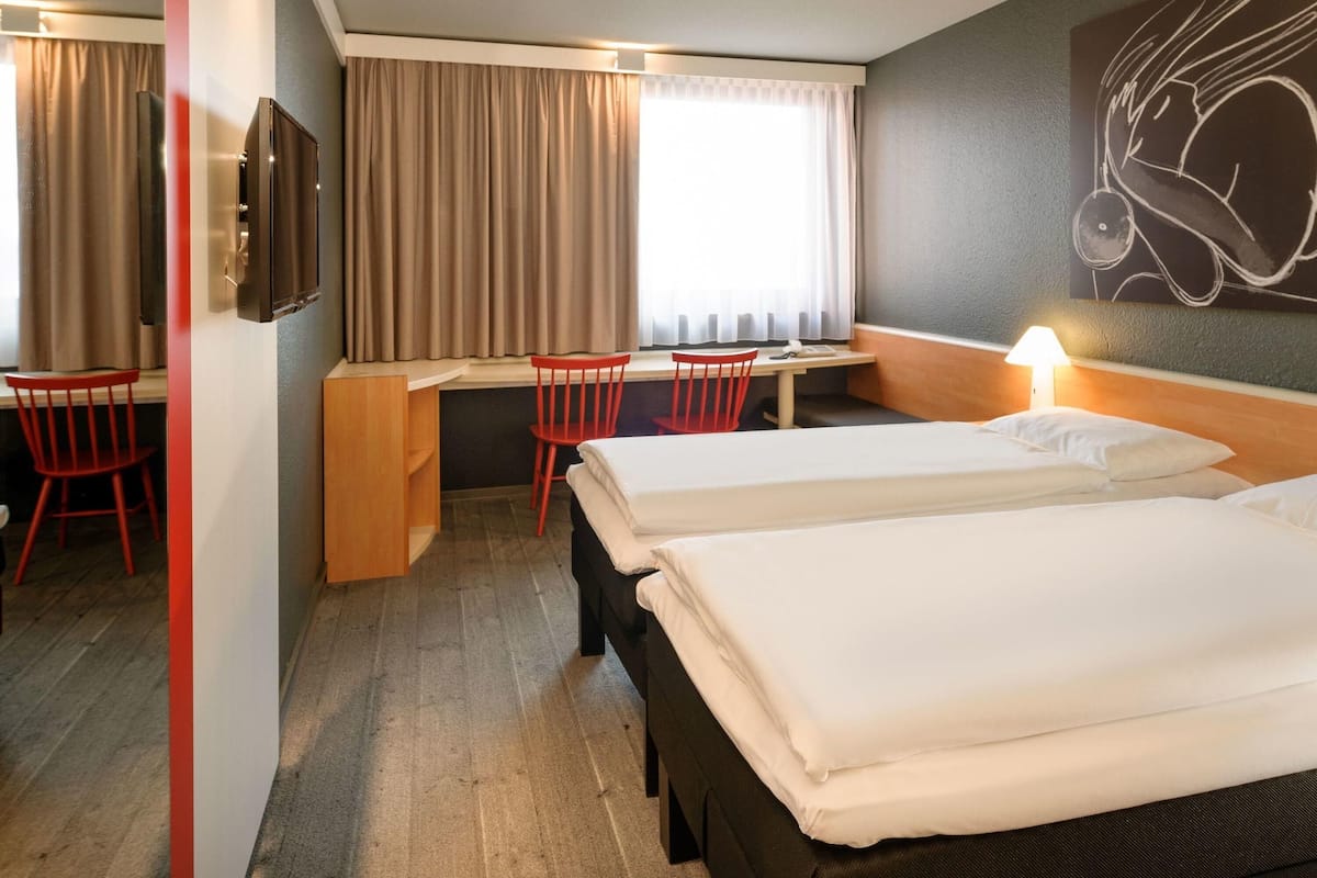 Standardzimmer, 2 Einzelbetten | 2 Schlafzimmer, Allergikerbettwaren, Schreibtisch, kostenlose Babybetten