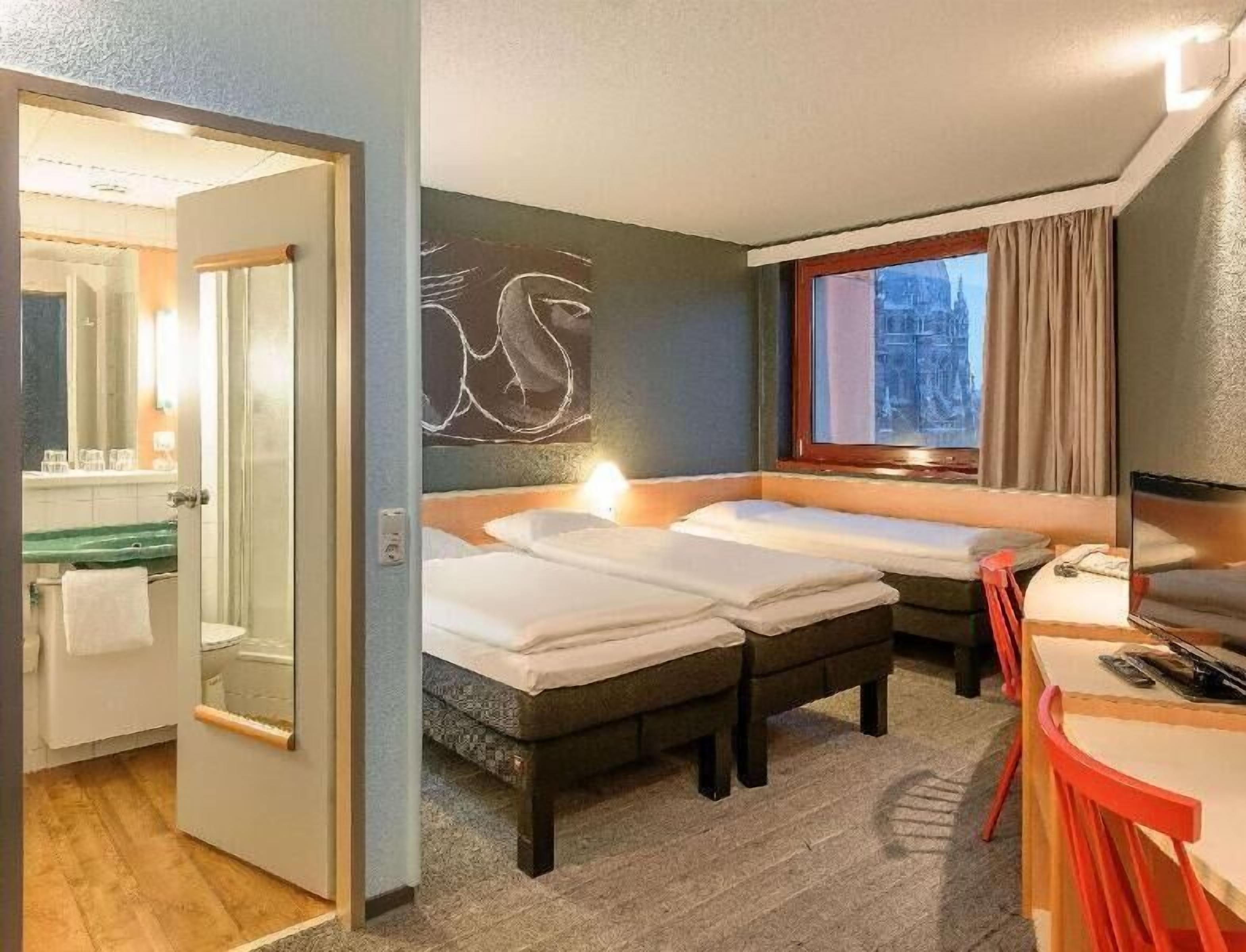 ملاءات للفراش لا تسبب الحساسية ومكتب وأسرّة أطفال/رضّع (مجانًا)