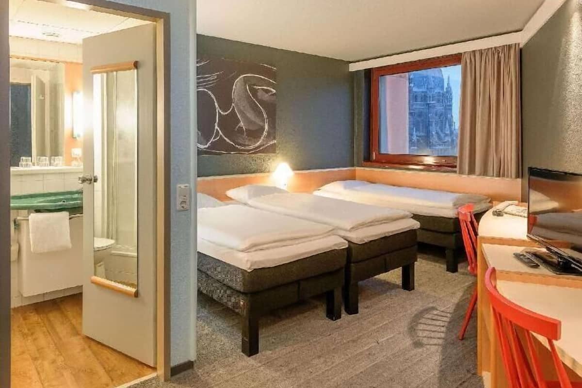 Hypo-allergenic bedding, desk, free cots/infant beds, free WiFi