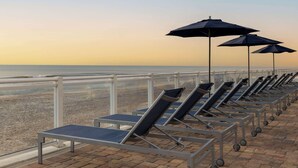 Outdoor pool - Hilton Garden Inn Daytona Beach Oceanfront (Daytona Beach)
