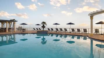 Chambre, 2 grands lits, accessible aux personnes à mobilité réduite, vue piscine (Hearing) | Piscine