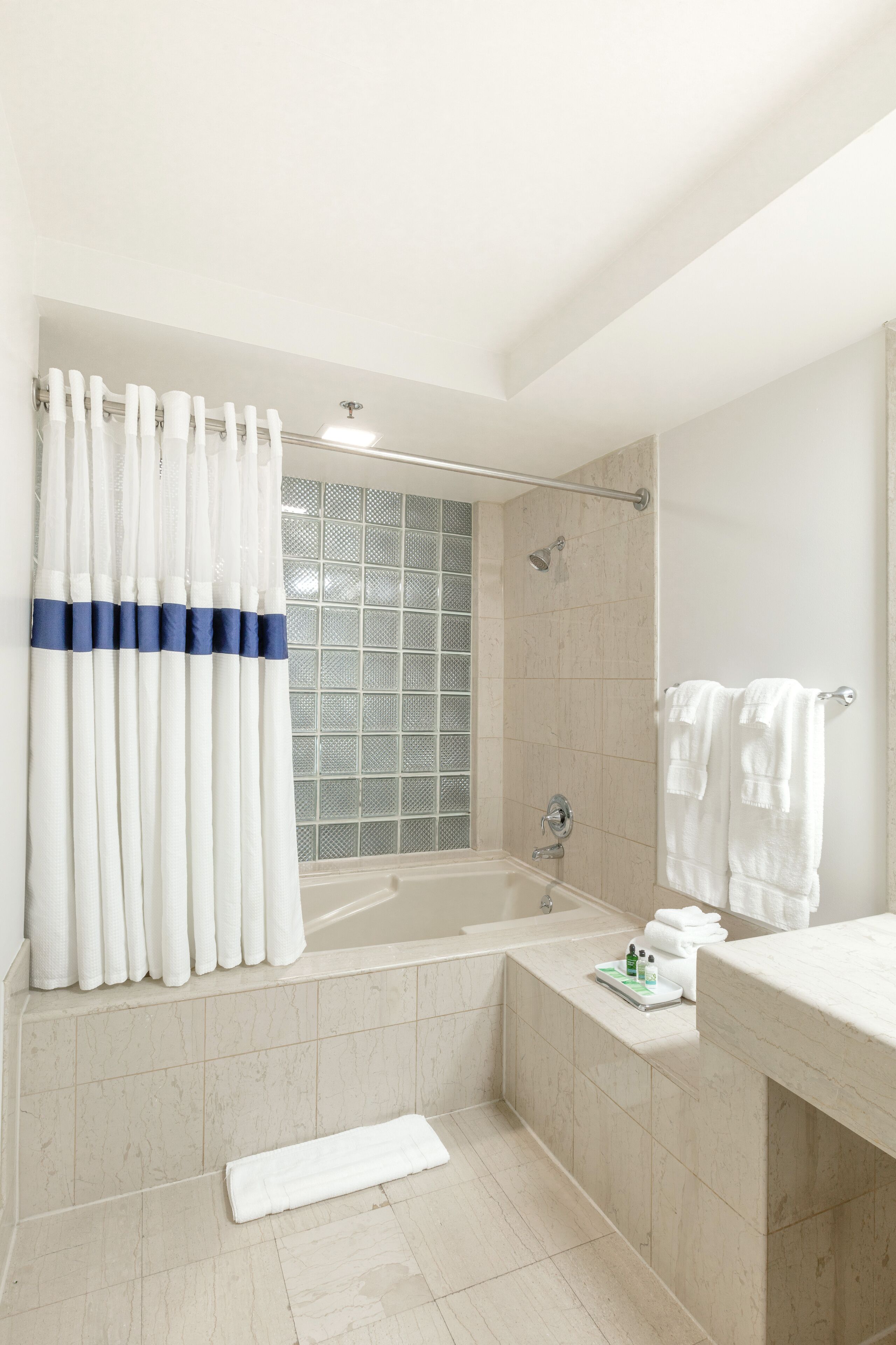 combined shower/bathtub, hydromassage showerhead, free toiletries