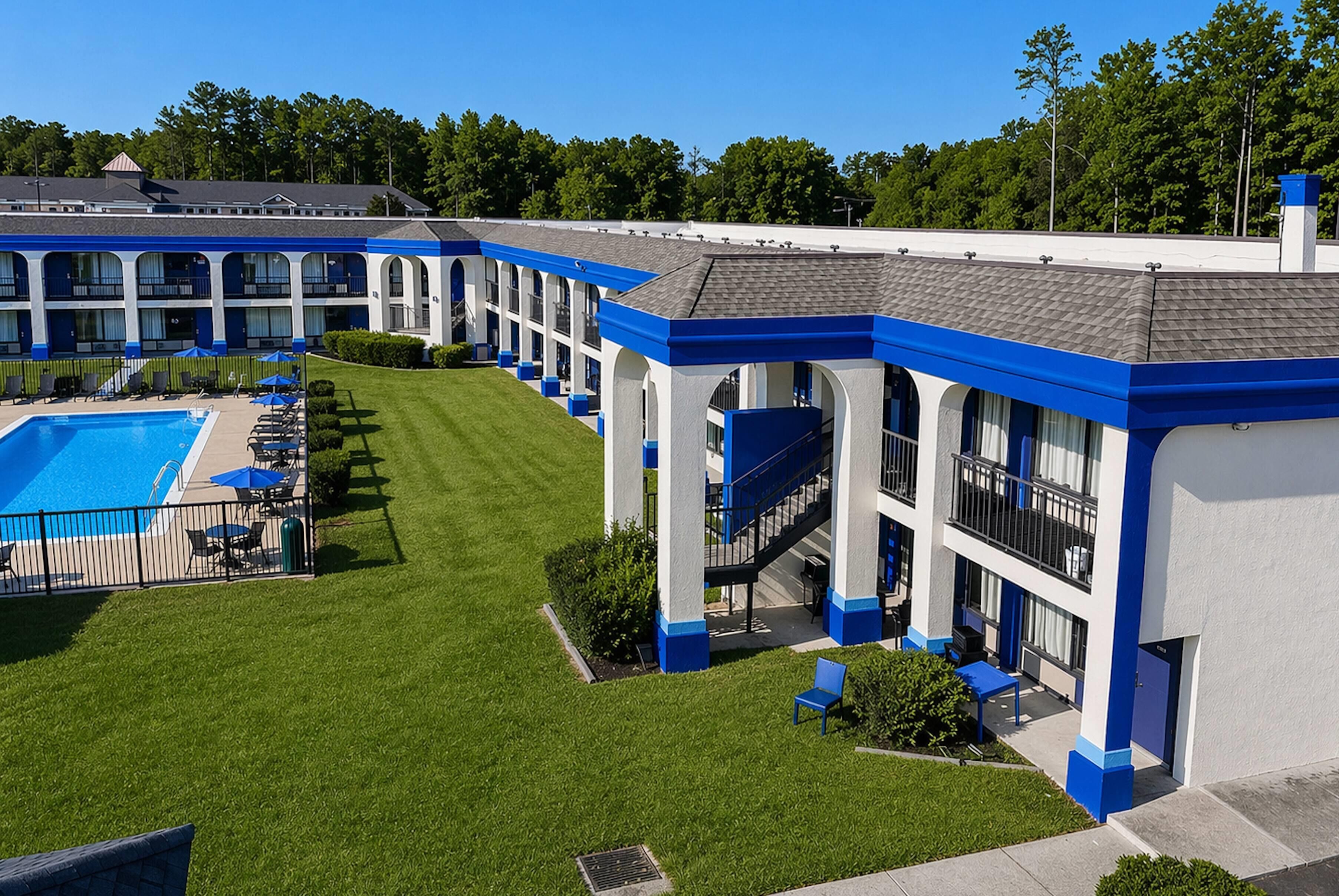 สระว่ายน้ำกลางแจ้ง