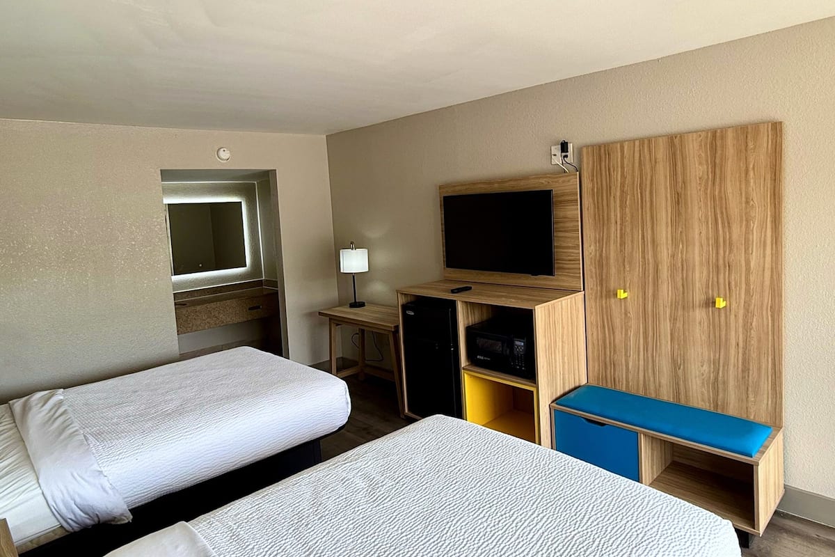 Deluxe Room, 2 Double Beds, Non Smoking | Desk, free cribs/infant beds, rollaway beds, free WiFi