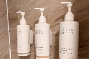 Hair dryer, towels, soap, shampoo - Days Inn by Wyndham Ruther Glen Kings Dominion Area (Ruther Glen)