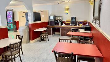 Tägliches inbegriffenes Frühstück zum Mitnehmen