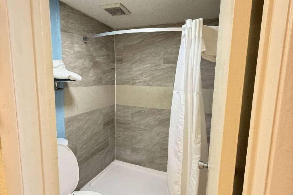 Badezimmer | Haartrockner, Handtücher, Seife, Shampoo