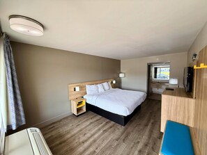Desk, free cribs/infant beds, rollaway beds, free WiFi - Days Inn by Wyndham Ruther Glen Kings Dominion Area (Ruther Glen)