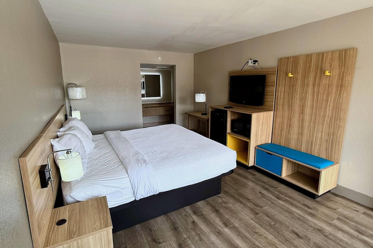 Desk, free cots/infant beds, rollaway beds, free WiFi