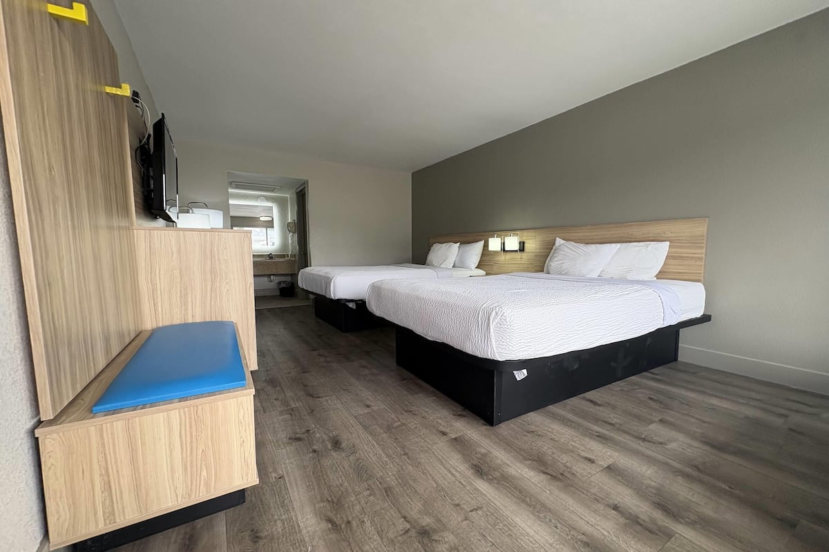 Deluxe Room, 2 Double Beds, Non Smoking