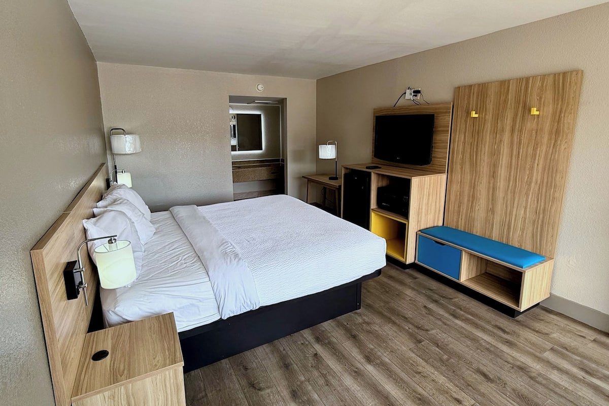 Deluxe Room, 1 King Bed, Non Smoking | Desk, free cribs/infant beds, rollaway beds, free WiFi