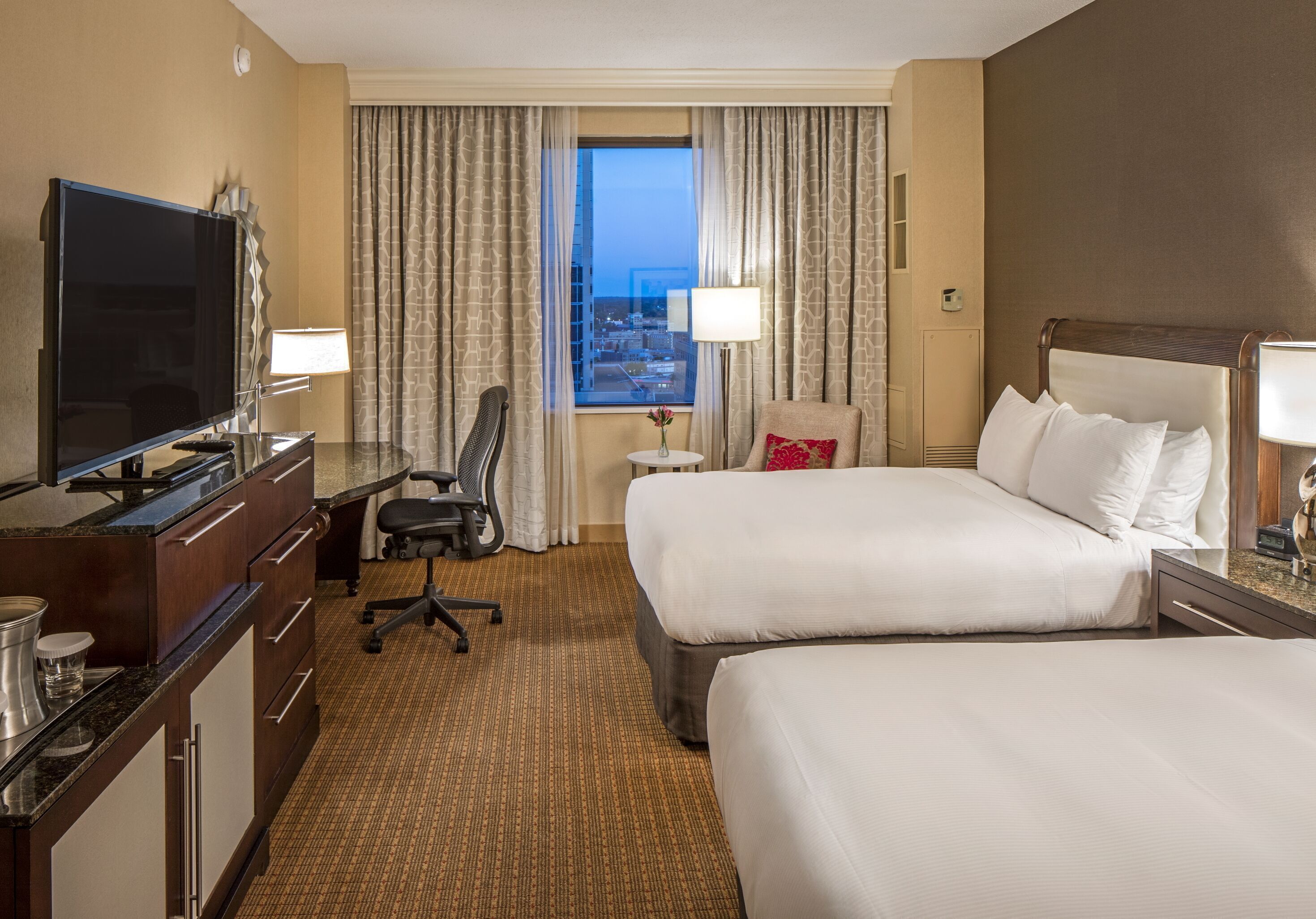 고급 침구, 오리/거위털 이불, 필로우탑 침대, 객실 내 금고