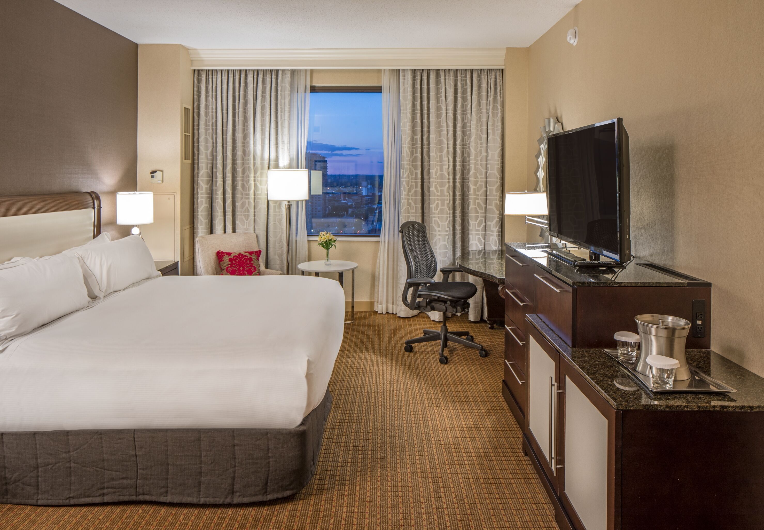 고급 침구, 오리/거위털 이불, 필로우탑 침대, 객실 내 금고