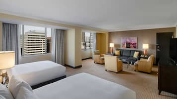 Suite junior, 2 camas Queen size (Deluxe) | Área de sala de estar | Televisión LCD de 50 pulgadas con canales por cable y televisión