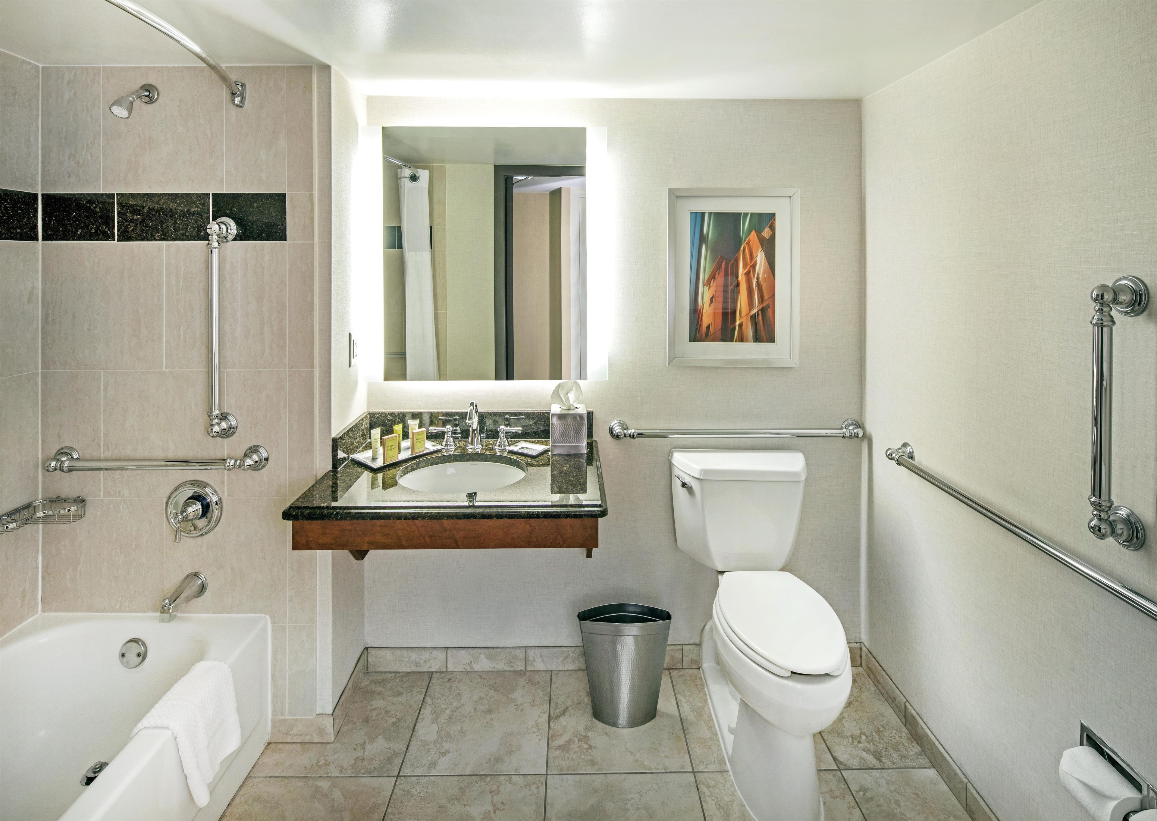 Un baño moderno con bañera, inodoro y lavamanos.