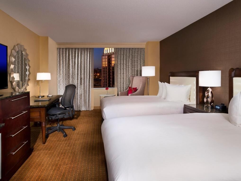 고급 침구, 오리/거위털 이불, 필로우탑 침대, 객실 내 금고