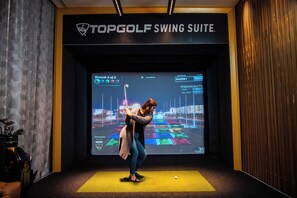 Indoor golf driving range - Hilton Minneapolis (Minneapolis)
