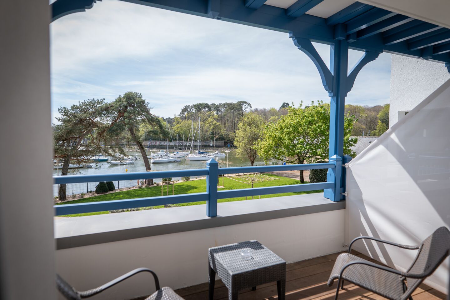 Minibar, coffres-forts dans les chambres, bureau, rideaux occultants