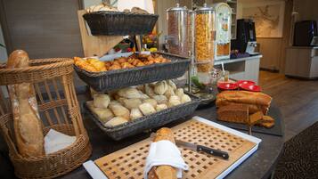 Petit déjeuner buffet (17.00 EUR par personne)