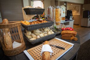 Tägliches Frühstücksbuffet (16.00 EUR pro Person)