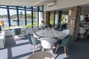 2 restaurants; lunch and dinner served - Best Western Plus Hôtel Le Roof (Vannes)