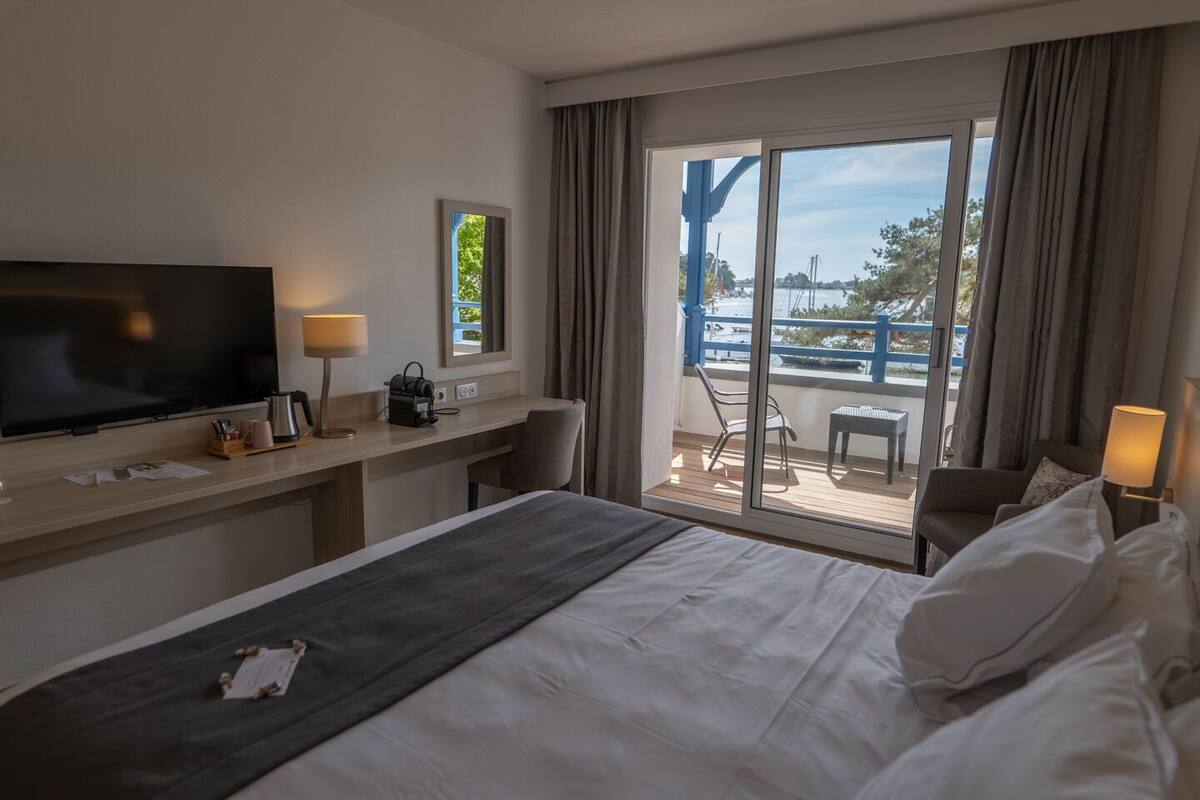 exclusive room, 1 king bed, balcony, sea view (larger room;twin bed on request) | minibar, in-room safe, desk, blackout curtains