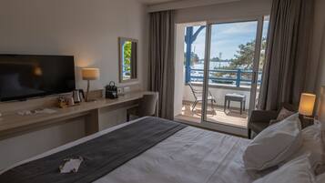 Exclusive-Zimmer, 1 King-Bett, Balkon, Meerblick (Larger Room;Twin bed on request) | Minibar, Zimmersafe, Schreibtisch, Verdunkelungsvorhänge
