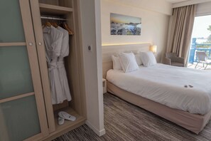 Minibar, in-room safe, desk, blackout curtains - Best Western Plus Hôtel Le Roof (Vannes)