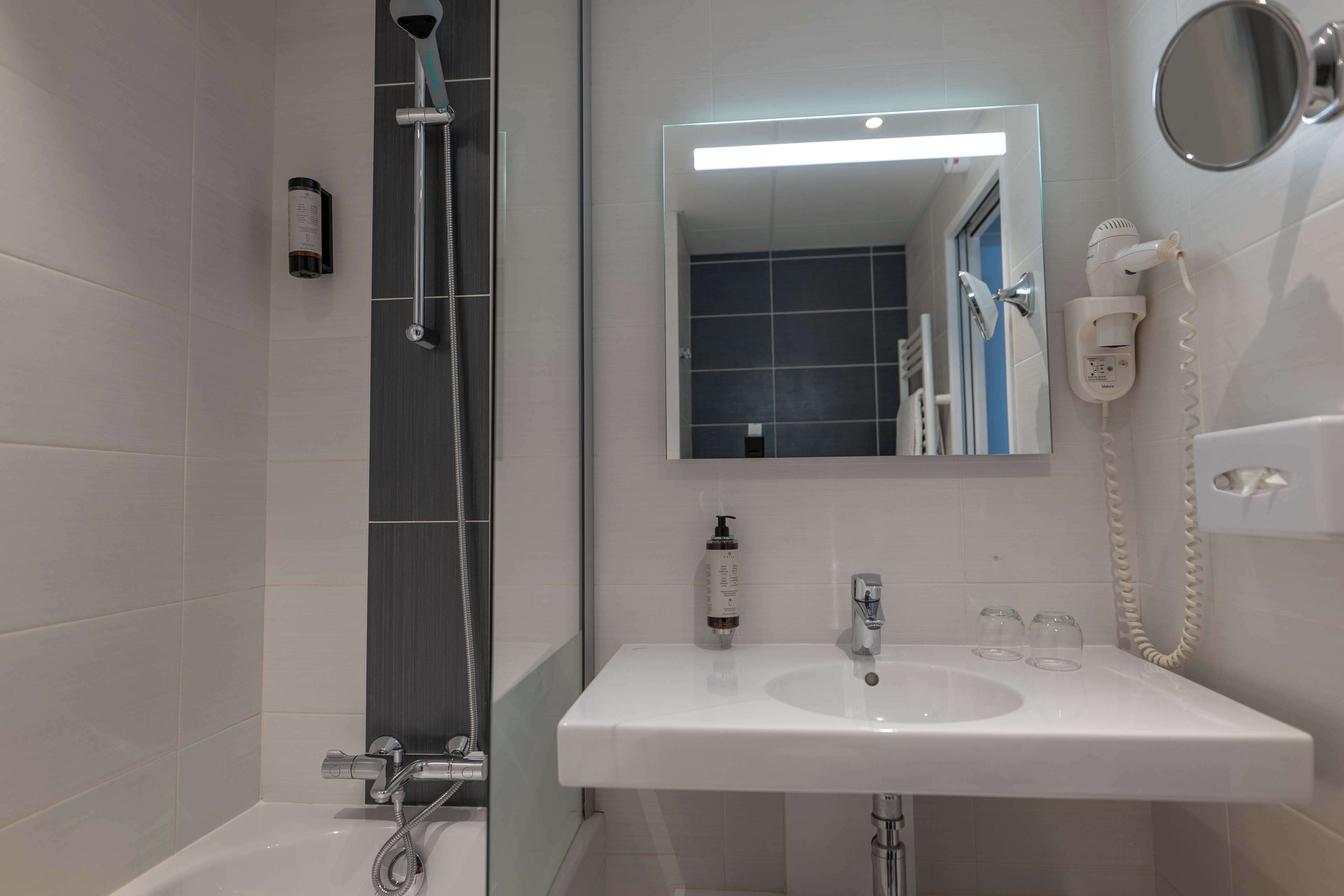 combined shower/bathtub, free toiletries, hair dryer, towels