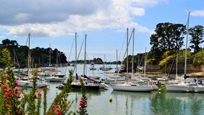 A marina with multiple boats docked, surrounded by trees and clear skies. - Best Western Plus Hôtel Le Roof (Vannes)