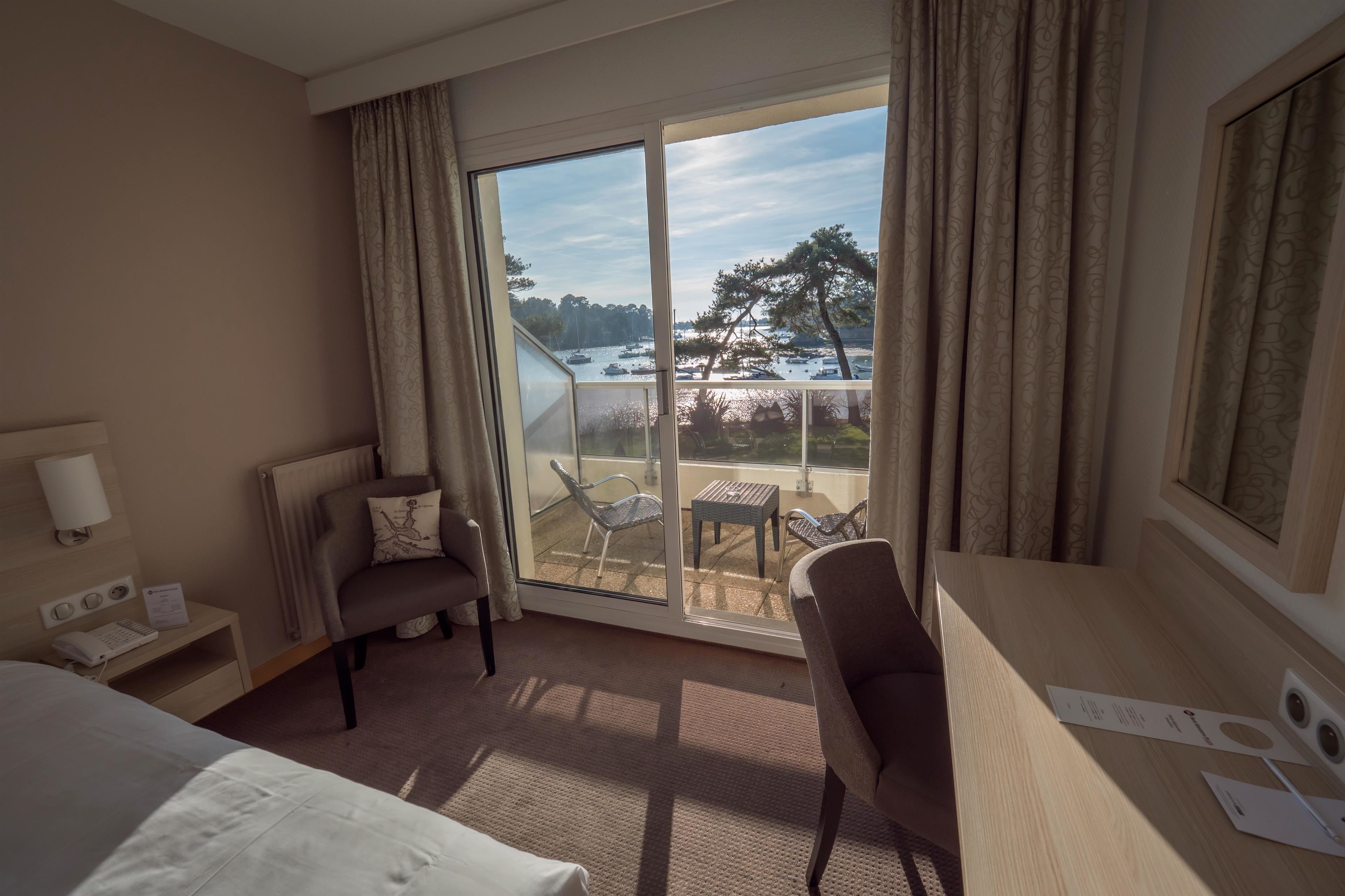 Chambre Exclusive, 1 très grand lit, balcon, vue mer (Larger Room;Twin bed on request) | Minibar, coffres-forts dans les chambres, bureau, rideaux occultants