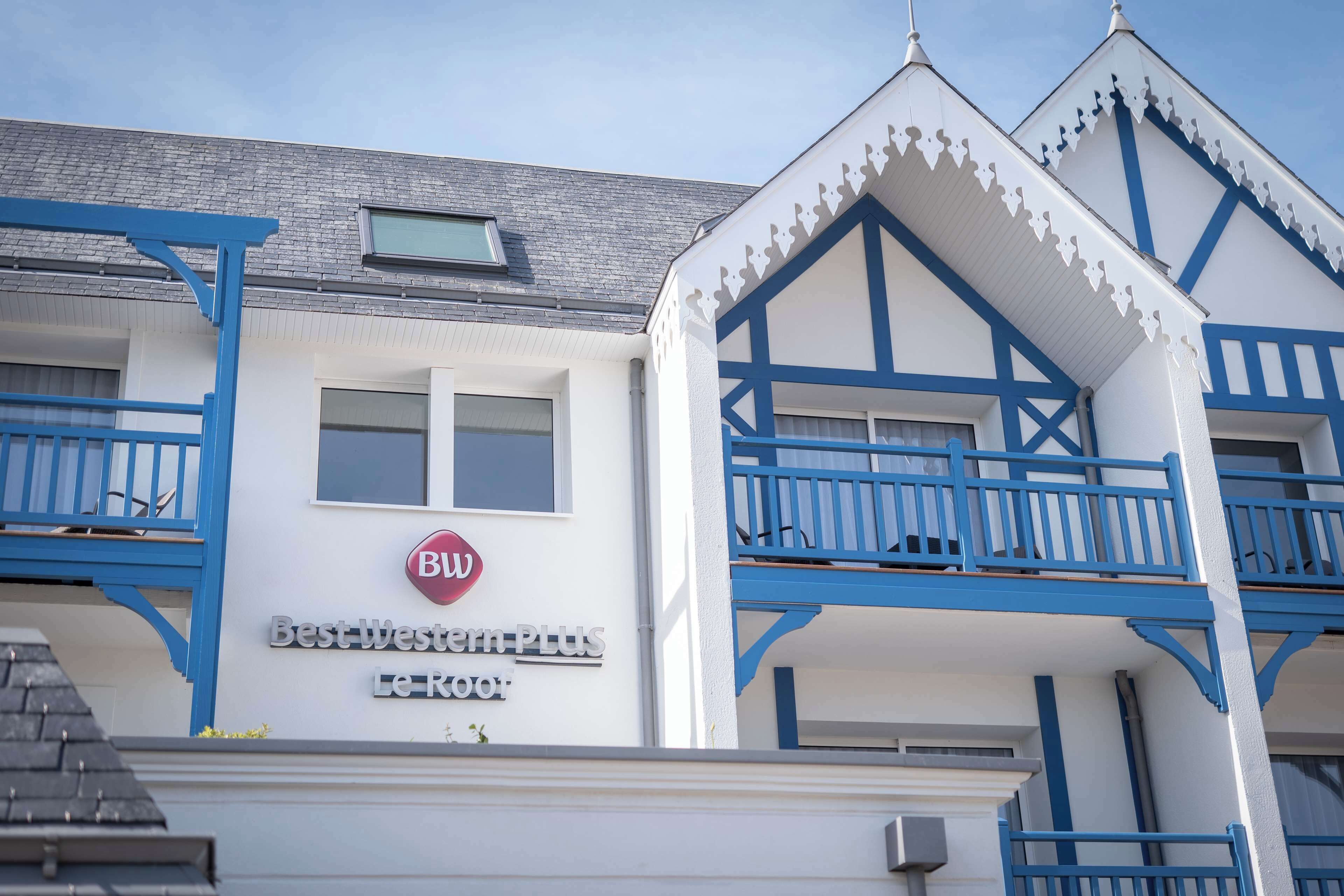 Un bâtiment portant l’enseigne « Best Western Plus », doté d’un balcon et d’une enseigne « Le Roo ».