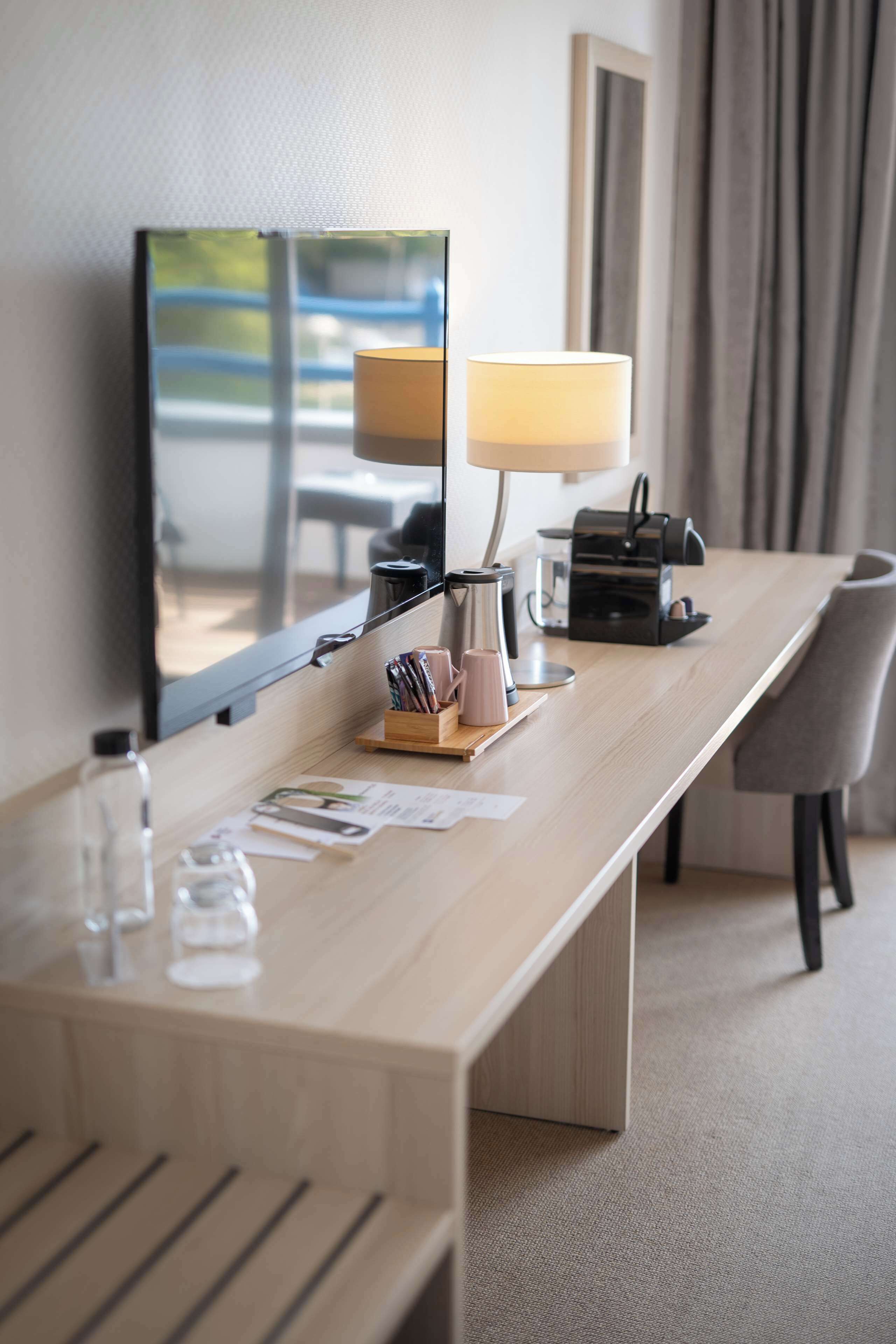 comfort room, 1 queen bed (twin bed on request) | minibar, in-room safe, desk, blackout curtains