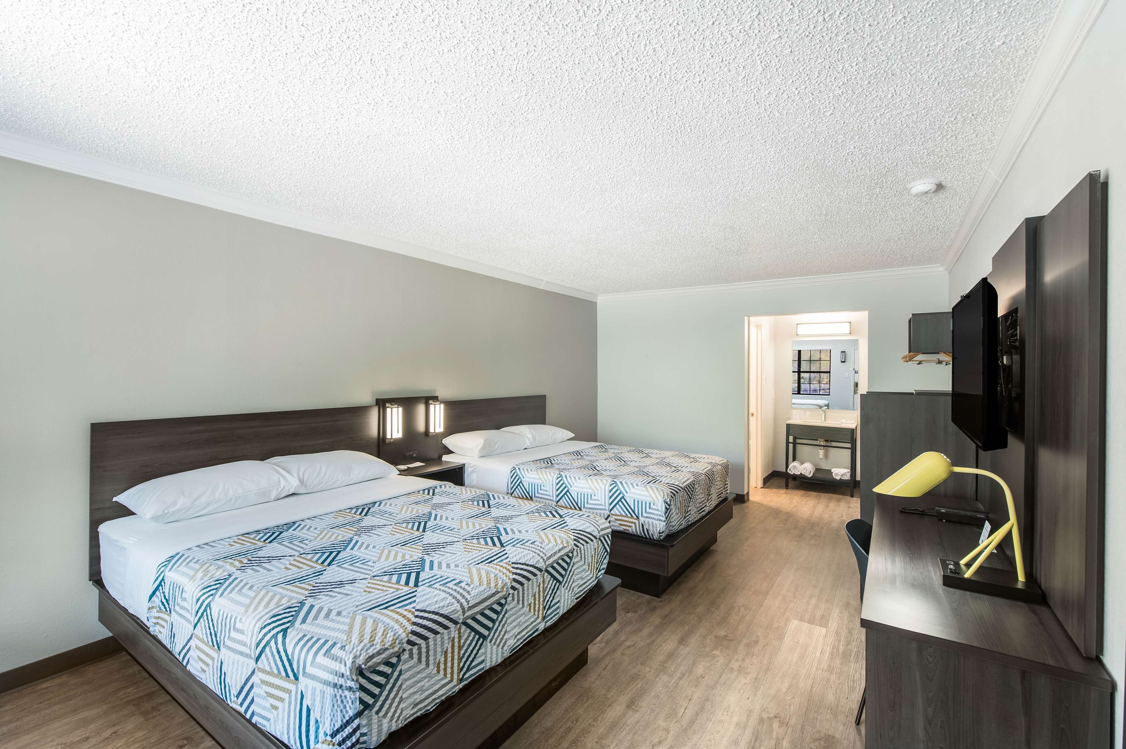 デスク、アイロン / アイロン台、WiFi (無料)、ベッドシーツ