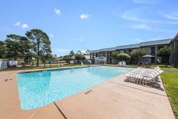 Una piscina al aire libre de temporada
