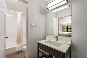 Combined shower/bathtub, eco-friendly toiletries, hair dryer, towels