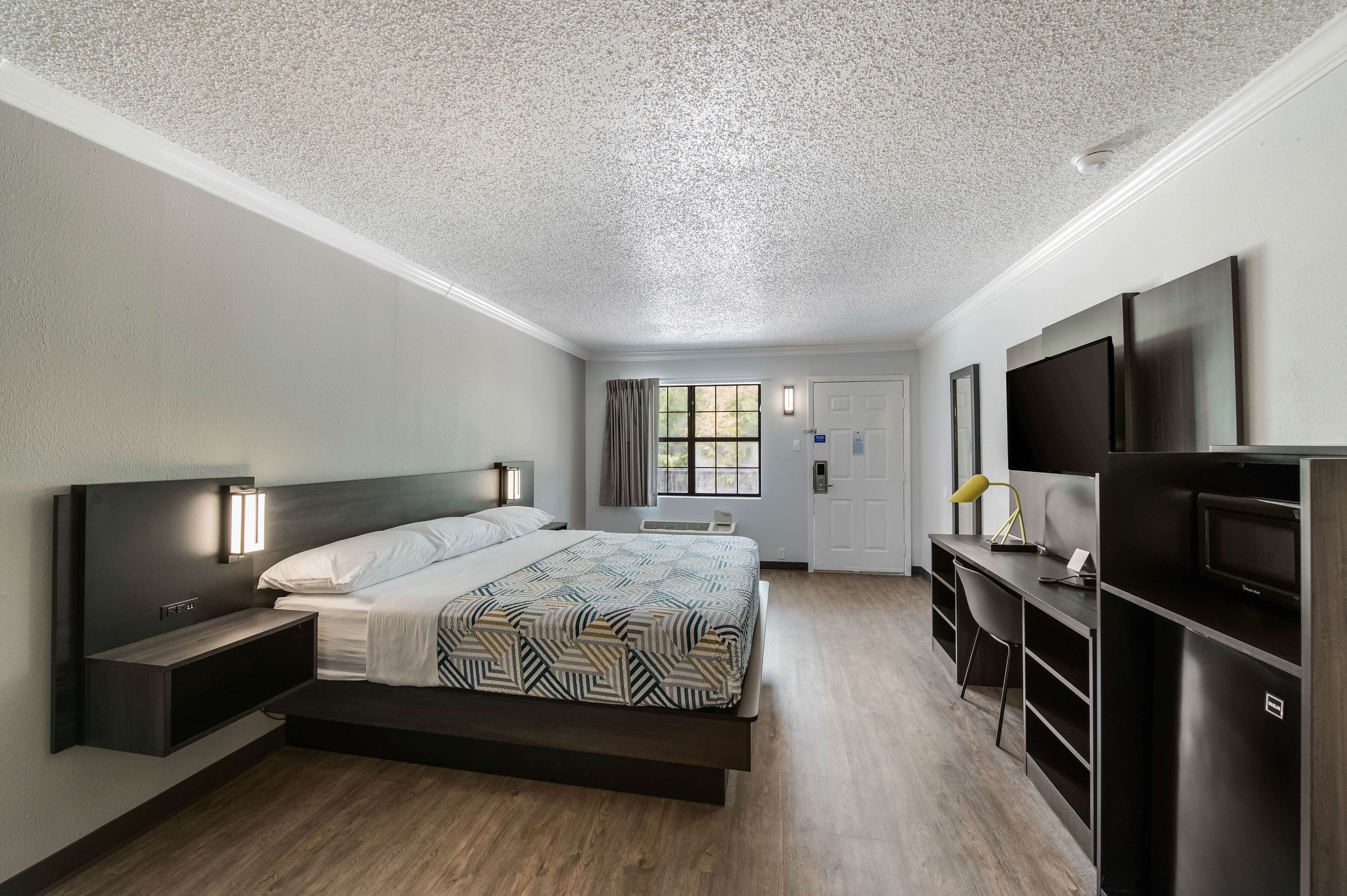 Escritorio, tabla de planchar con plancha, wifi gratis y ropa de cama