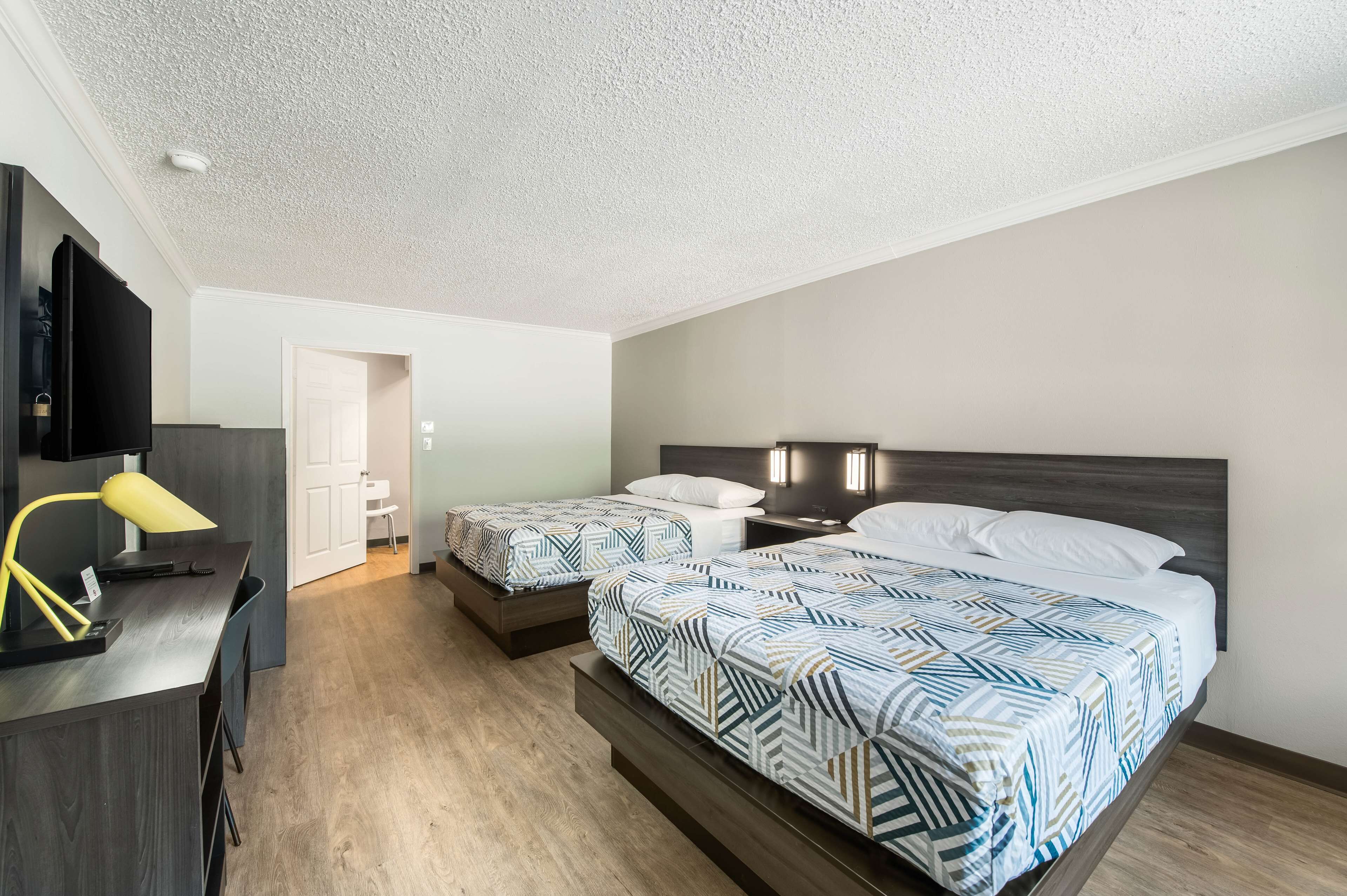 مكتب ومكواة/لوح كي وواي فاي مجانًا وملاءات أسرّة