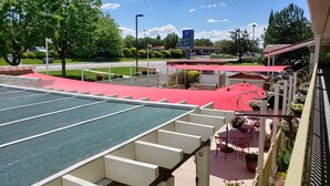 Outdoor pool, open 7:00 AM to 11:30 PM, pool umbrellas, pool loungers - Airport Inn (Boise)