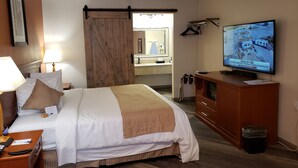 Deluxe Room, 1 King Bed | Premium bedding, down duvets, blackout curtains, iron/ironing board - Airport Inn (Boise)