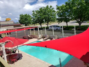 Outdoor pool, open 7:00 AM to 11:30 PM, pool umbrellas, pool loungers - Airport Inn (Boise)