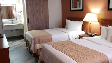 Habitación doble Deluxe, 2 camas matrimoniales | Ropa de cama de alta calidad, edredón y cortinas blackout