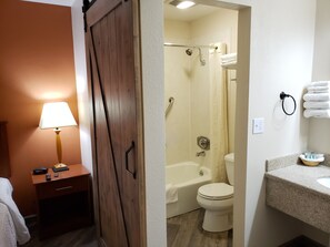 Deluxe Room, 1 King Bed | Bathroom | Combined shower/tub, hydromassage showerhead, free toiletries - Airport Inn (Boise)