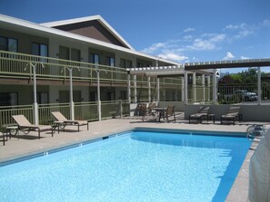 حمّام سباحة خارجي، مظلات على حمّام السباحة، مقاعد للتشمس